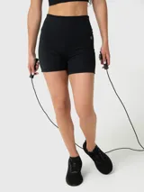 Short deportivo de tiro alto en color negro, confeccionado con tecnología Aloe Vera para mayor suavidad. Cuenta con banda de silicona en el interior para asegurar sujeción y estabilidad durante el movimiento.