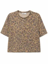 Remera Guapa! de manga corta y cuello redondo con estampado animal print tipo leopardo en tonos marrones y grises.