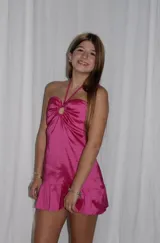 Vestido corto azul metalizado con diseño cut-out, argolla central en el busto, tirantes halter y falda con volado en el ruedo.
