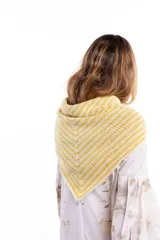 Chal pañuelo de formato triangular tejido a mano en lana merino y seda, con diseño de rayas horizontales en tonos beige y blanco.