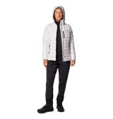 Campera técnica Columbia Titanium, modelo Arctic Crest, de diseño acolchado con tecnología Omni-Heat Arctic. Cuenta con capucha integrada, cierre frontal completo, bolsillo en el pecho y bolsillos laterales con cremallera, todos en color negro contrastante sobre la base blanca.