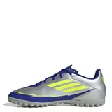 Championes de fútbol Adidas F50 Club TF, modelo inspirado en Lionel Messi, diseñados para superficies sintéticas. Presentan una combinación de colores azul, gris y detalles en amarillo neón, con suela de multitacos para mayor tracción.