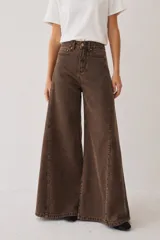Pantalón de jean azul de tiro alto y corte wide leg súper amplio, con diseño de perneras ancha y terminación desmechada en el ruedo.