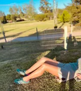 Shorts de tejido metálico color gris con apliques de cuero en los laterales.