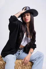 Cárdigan negro de tejido de punto grueso, con corte holgado y mangas largas.