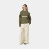 Sweater de punto grueso verde militar, con cuello redondo, puños y bajo de canalé, y logotipo bordado de EME Studios en el pecho. Presenta silueta holgada y cuadrada.