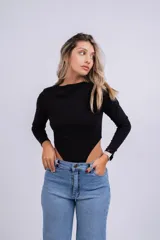 Body negro de jersey con lycra, manga larga y escote redondo.