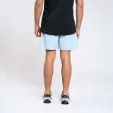 Short de baño Umbro color azul marino, confeccionado en nylon con acabado ligeramente arrugado. Presenta cintura elástica con cordón interno y logo de la marca bordado en el ruedo.