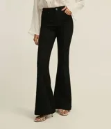 Pantalón negro de sarga con corte flare, tiro alto y cierre frontal con botón y cremallera. Presenta bolsillos delanteros y traseros.