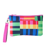 Cartuchera tipo neceser de Rip Curl con estampado geométrico de bloques de colores vibrantes (azul marino, rosa, amarillo, verde, rojo) y borde de cierre en fucsia. Incluye correa de muñeca fucsia y logo de la marca en el centro.