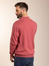 Sweater de punto en color gris claro, con cuello alto y medio cierre frontal. Presenta puños y ruedo acanalados para un ajuste cómodo.