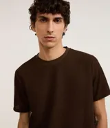 Remera masculina de manga corta, cuello redondo y color marrón oscuro, confeccionada en tejido acanalado de poliéster y algodón.