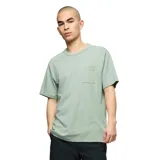 Remera de manga corta color verde claro, de corte holgado, con cuello redondo y un bolsillo aplicado en el pecho izquierdo.