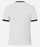 Remera ajustada de manga corta color blanco con ribetes negros en cuello y mangas. Presenta un estampado frontal con la palabra "Detroit" en tipografía cursiva grande, y texto más pequeño que dice "WEST SIDE" debajo. También incluye el número "23" y un logo con una estrella y el texto "WST SIDE".