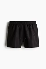 Short de baño de corte clásico, color negro, con cintura elástica ajustable mediante cordón, bolsillos laterales y bolsillo trasero con cierre autoadherente. Incluye suspensor interior de malla.