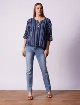 Blusa de algodón con diseño de rayas verticales en tonos azul, rosado y amarillo, escote en V con botones de madera, y mangas cortas con detalles de botones en los laterales.