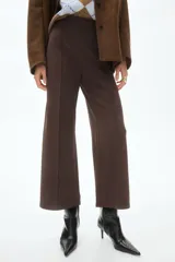 Pantalón de punto color marrón, de tiro alto con cintura elástica y diseño de piernas amplias con pliegues frontales cosidos.