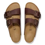 Sandalias Birkenstock modelo Arizona de cuero marrón con dos correas ajustables con hebillas metálicas, plantilla anatómica de corcho y suela de goma antideslizante.