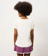 Remera deportiva de microfibra color blanco, con cuello redondo, mangas cortas y paneles laterales con perforaciones para mayor ventilación.