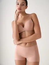 Soutien color beige con copas soft preformadas y diseño sin aros, de textura lisa y tacto suave con breteles ajustables y cierre trasero.