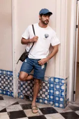 Bermuda de jean negra a la rodilla con roturas.