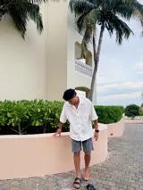 Camisa de hombre oversize de chenille color crema, con cuello clásico, manga corta y cierre frontal con botones de madera.