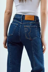 Jean recto de tiro alto color negro, con costuras verticales decorativas en el frente y confeccionado en denim elastizado.