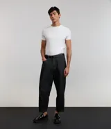 Remera masculina blanca, modelo muscle con cuello redondo y manga corta. Sin estampado, confeccionada en algodón certificado BCI.