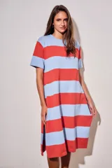 Vestido midi de tejido de punto con diseño de rayas horizontales anchas en color rojo y celeste. Presenta cuello redondo, mangas cortas y un corte recto y fluido.