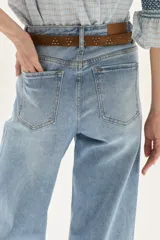 Jean de mujer, modelo pierna recta, en color celeste claro.