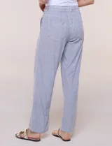 Pantalón de lino de calce holgado y caída ligera, con estampado de rayas verticales en tonos celestes y blancos. Cuenta con cintura elastizada fruncida con cordón ajustable al frente, bolsillos laterales y pierna recta.