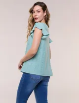 Blusa blanca de broderie con escote redondo, canesú en V con detalle de encaje, frunces en el frente y mangas cortas tipo mariposa.