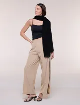 Pashmina rectangular negra confeccionada en tejido liviano y vaporoso con sutil transparencia y caída fluida, adornada con pequeños apliques de strass.