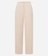 Pantalón de vestir color beige, de corte recto, con cintura alta y cierre tradicional con cremallera.