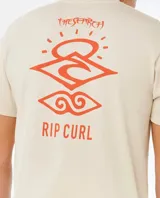 Remera Rip Curl de manga corta, color beige con estampado rojo en el pecho y la espalda, corte holgado y estilo surfero retro.