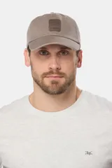 Gorra de béisbol color azul de lona con parche rectangular con logo en el frente.