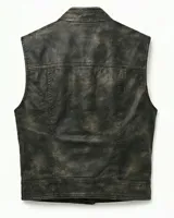 Chaleco de cuero negro con diseño estilo biker, cuello alto, cierre frontal cruzado con botones metálicos y bolsillos frontales con solapa.