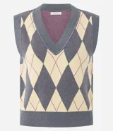 Chaleco de punto corto con diseño de rombos en tonos gris y beige. Presenta escote en V, sisas amplias y terminaciones acanaladas en el ruedo y el cuello.