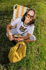 Collar de cuentas esféricas de color negro brillante con acabado pulido.