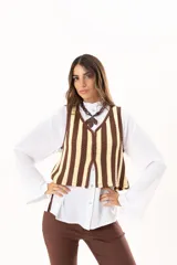 Chaleco tejido a rayas verticales color chocolate y amarillo, con escote en V y cierre con ganchitos.