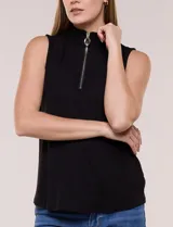 Musculosa de tejido acanalado color negro, con cuello alto y cierre frontal metálico parcial con tirador circular.