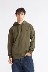 Buzo polar con capucha de Quiksilver, modelo Basic Hoodie, color marrón oscuro (verde militar), con bolsillo tipo canguro, cordones ajustables y pequeño logo bordado en el pecho.