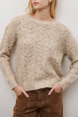 Buzo de punto con cuello redondo, manga larga y textura jaspeada en tonos beige y crema.