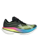 Championes de running Under Armour Velociti Elite 3, diseñados para carreras de larga distancia. Presentan una parte superior de tejido elástico en tonos oscuros con detalles en amarillo neón y blanco. La entresuela destaca por su diseño multicolor con capas en rosa, amarillo y azul, sobre una base blanca, incorporando placa de fibra de carbono para mayor retorno de energía.