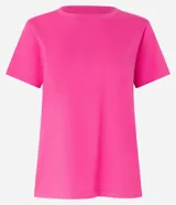 Remera básica de cuello redondo y manga corta, confeccionada en algodón peruano de alta calidad. Presenta un diseño liso y versátil, ideal para uso diario.