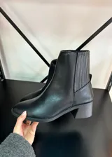 Botas cortas negras de ecocuero con paneles elásticos laterales y taco cuadrado.