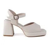 Sandalias de vestir Korium, color blanco, con plataforma y taco cuadrado alto. Presenta una tira ancha sobre los dedos y otra alrededor del tobillo con hebilla ajustable.