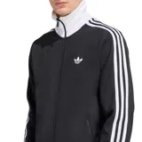 Campera deportiva Adidas modelo Beckenbauer, de color negro con detalles en blanco. Presenta cuello alto, cierre frontal completo, bolsillos laterales con cierre y las icónicas tres tiras de la marca en las mangas. El diseño incluye puños y cintura en tejido acanalado blanco y el logo del trébol bordado en el pecho.