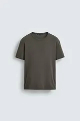 Camiseta de corte regular con cuello redondo y manga corta, confeccionada en tejido con acabado en rib.