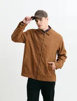 Campera de napa ecológica color tostado, con cierre frontal metálico, cuello camisero y bolsillos laterales.
